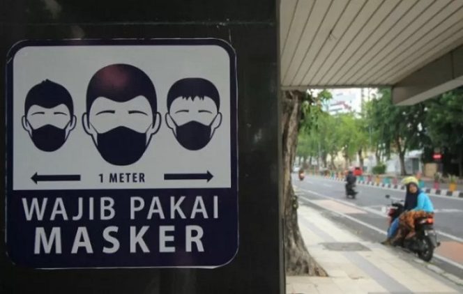 					Ilustrasi - Rambu wajib pakai masker terpasang di halte bus. ANTARA/Didik Suhartono.