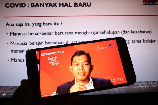 					Dr Andi Khomeini Takdir Haruni, Sp., PD, dokter penyakit dalam memberikan paparan dalam Webinar KPCPEN bertema Tantangan penyintas beradaptasi dan lindungi diri dengan imunisasi di Jakarta, Rabu 11 November 2020.