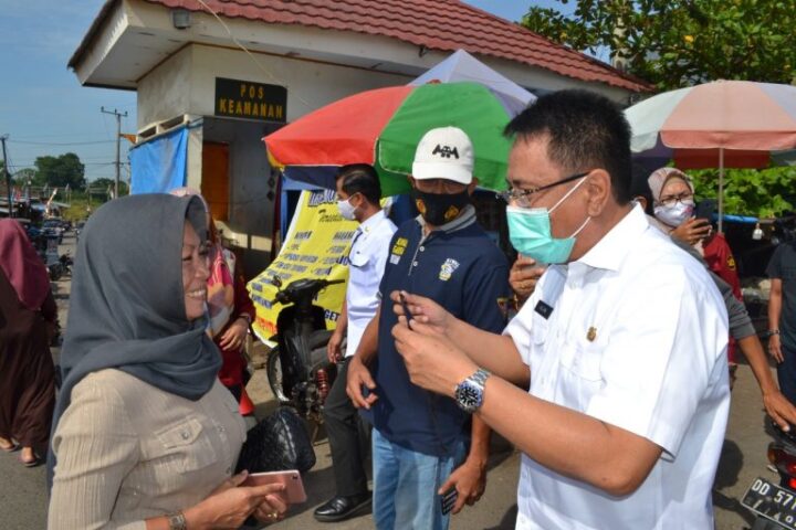 Pjs Bupati Gowa, Andi Aslam Patonangi bersama Forkopimda Gowa kembali lakukan sosialisasi sekaligus membagikan ribuan masker kepada masyarakat. (Foto: berita.news/Putri).