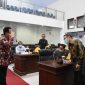 Penjabat Sementara Bupati Gowa, Andi Aslam Patonangi melakukan pengenalan sekaligus silaturahmi bersama anggota Dewan Perwakilan Rakyat Daerah (DPRD) Kabupaten Gowa, di Ruang Rapat Paripurna DPRD. (Foto: berita.news/Putri).