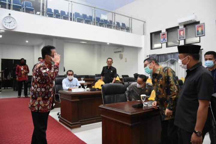 Penjabat Sementara Bupati Gowa, Andi Aslam Patonangi melakukan pengenalan sekaligus silaturahmi bersama anggota Dewan Perwakilan Rakyat Daerah (DPRD) Kabupaten Gowa, di Ruang Rapat Paripurna DPRD. (Foto: berita.news/Putri).