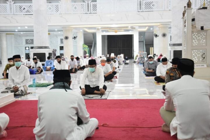 Pemerintah Kabupaten Gowa menggelar dzikir dan doa bersama untuk mensukseskan seluruh tahapan Pilkada di Masjid Agung Syekh Yusuf. (Foto: berita.news/Putri).