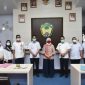 Anggota DPR RI Fraksi Demokrat Komisi IX, Aliyah Mustika Ilham memberikan bantuan dua unit ventilator dan baju Hazmat (APD). (Foto: berita.news/Putri).