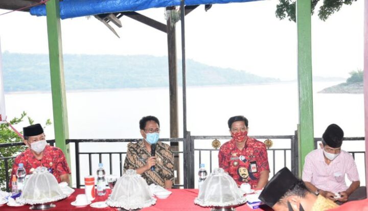 Andi Aslam Patonangi mengingatkan masyarakat Kecamatan Parigi dan Parangloe untuk waspada terhadap penyakit yang diakibatkan oleh nyamuk. (Foto: berita.news/Putri).