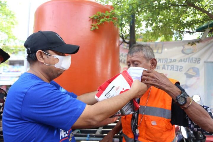 Aksi bagi-bagi masker di Pasar Sentral Sungguminasa. (Foto: berita.news/Putri)