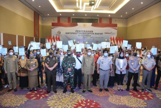 					Jokowi Bagi Sertifikat, Gowa dapat 4.409 Bidang