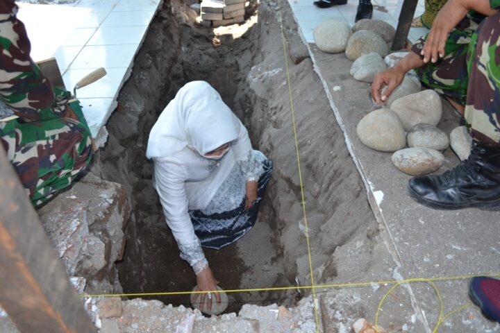 Sekda Gowa, Kamsina saat melakukan peletakan Batu Pertama Aula Kodim 1409 Gowa. (Foto: berita.news/Putri).