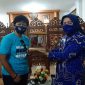 Penyerahan bantuan masker dari PT IKI kepada Sekda Gowa, Kamsina. (Foto: berita.news/Putri)