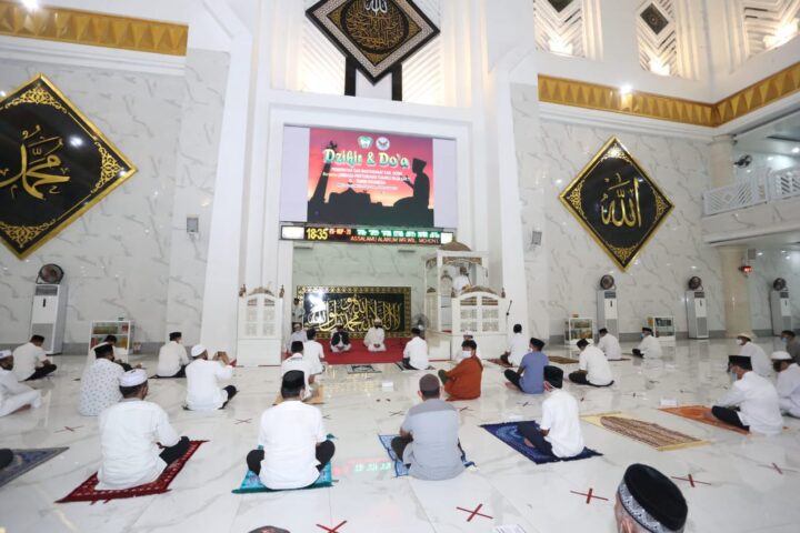 Dzikir dan doa bersama untuk mensukseskan Pilkada di Masjid Agung Syekh Yusuf. (FOTO: berita.news/Putri).