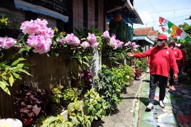 					Wali Kota Magelang Sigit Widyonindito melanjutkan program Mlaku-mlaku Tilik Kampung, dengan mengunjungi Kelurahan Cacaban, Magelang Tengah, Selasa (3/11/2020).