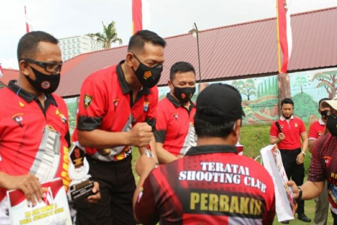 					Adeni Muhan Juara I Menembak HUT Brimob Ke-75