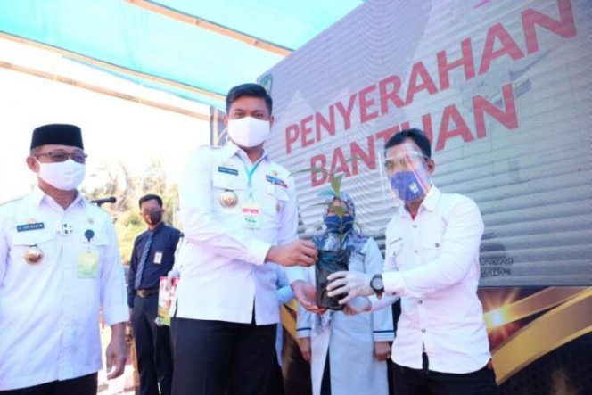 					Kunjungi Manuju dan Bontomarannu, Pemkab Gowa Serahkan 5.571 Kartu Tani