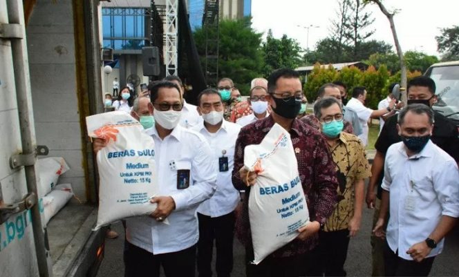 					Direktur Utama Perum Bulog Budi Waseso bersama Menteri Sosial Juliari P. Batubara saat meluncurkan program penyaluran Program Bansos Beras kepada 10 juta Keluarga Penerima Manfaat Program Keluarga Harapan (KPM-PKH). ANTARA/Perum Bulog.