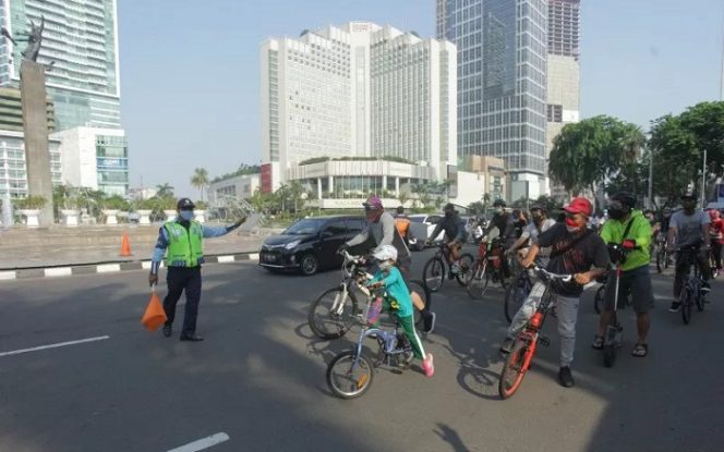 					Warga bersepeda dengan mengenakan masker saat hari bebas kendaaran bermotor pada masa transisi pembatasan sosial berskala besar (PSBB) di kawasan Bundaran HI, Jakarta, Minggu (8/11/2020). ANTARA FOTO/ Reno Esnir/foc.