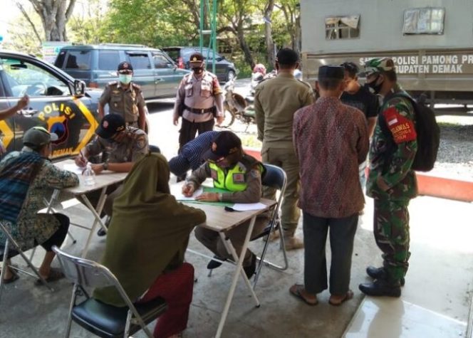 					Tim yustisi berhasil menjaring puluhan warga di Demak yang tidak memakai masker saat beraktivitas di luar rumah, Senin (16/11/2020). ()