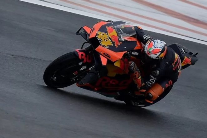 					Pebalap tim KTM Factory Racing Pol Espargaro menjalani sesi latihan bebas Grand Prix Eropa di Sirkuit Ricardo Tormo, Valencia, Spanyol. (6/11/2020) Jose Jordan/AFP