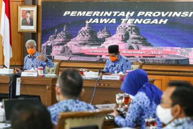 					Gubernur Jateng Ganjar Pranowo memimpin rapat koordinasi penanganan percepatan Covid-19 di Kantor Gubernuran, Selasa (17/11/2020). ()