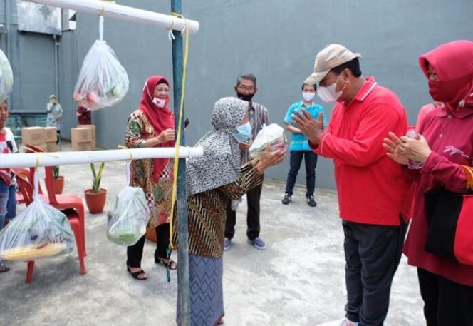 					Walikota Magelang Sigit Widyonindito beserta jajaran di sela Mlaku-mlaku Tilik Kampung di Jurangombo Utara, Selasa (10/11/2020). ()