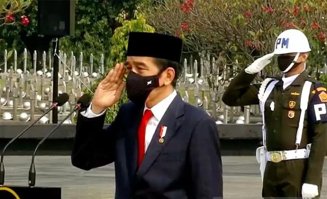 					Presiden Joko Widodo, Selasa (10/11/2020) pagi, memimpin Upacara Ziarah Nasional dalam rangka Peringatan Hari Pahlawan tahun 2020. Upacara digelar di Taman Makam Pahlawan Nasional Utama, Kalibata, Jakarta Selatan, DKI Jakarta. ANTARA/Humas Setkab/pri.