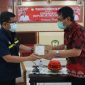 Koordinator tim dari Pusat Krisis Kesehatan, Kementerian Kesehatan RI, dr Dedi Ahmadi saat menyerahkan bantuan APD kepada Pjs Bupati Gowa, Andi Aslam Patonangi. (Foto: berita.news/Putri).