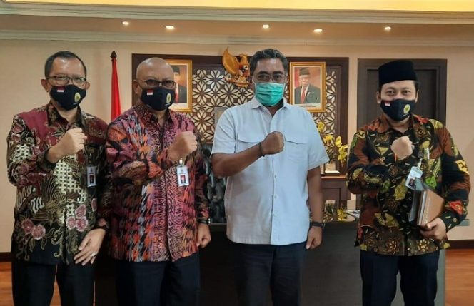 					Wakil Ketua MPR RI, H Jazilul Fawaid saat bersama komisioner Komisi Kepolisian Nasional (Kompolnas) di antaranya Irjen Pol (Purn) Drs Pudji Hartanto Iskandar MM, H Mohammad Dawam SH MH, dan Dr Albertus Wahyurudhanto MSi, Jumat (13/11/2020). ()