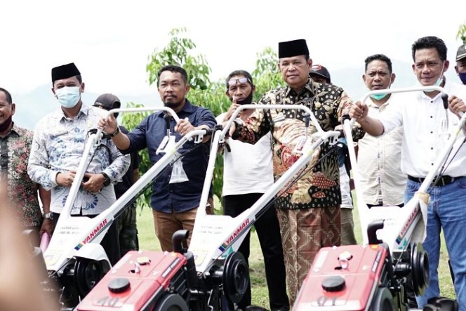 					Bupati Luwu Serahkan 50 Unit Hand Traktor kepada Kelompok Tani