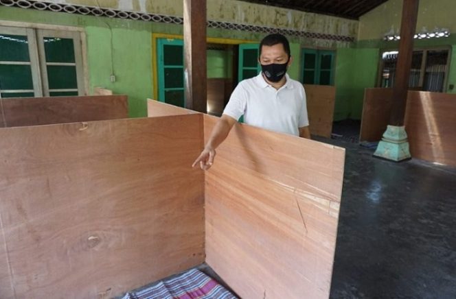 					Pembuatan bilik-bilik bersekat untuk para pengungsi, guna mengantisipasi covid-19. ()