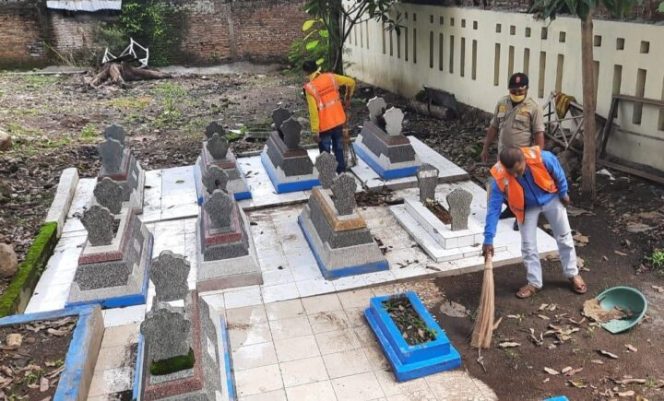 					Warga yang kedapatan tidak mengenakan masker, disuruh membersihkan makam. ()
