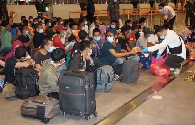 					Sebanyak 502 orang Warga Negara Indonesia (WNI) dideportasi dengan menggunakan pesawat carter dari Bandar Udara Kuala Lumpur International Airport (KLIA) dan KLIA 2, Sabtu (7/11/2020). ANTARA Foto/Agus Setiawan.