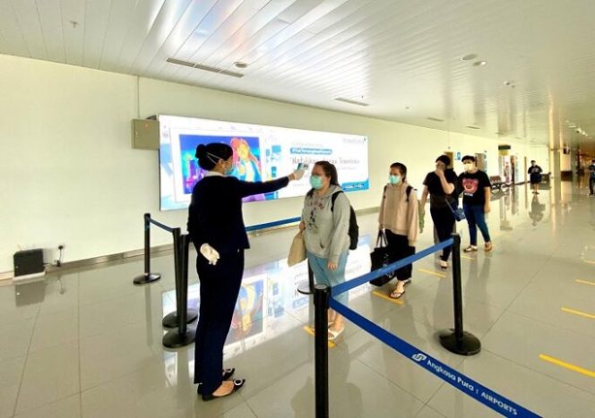 					Pemeriksaan suhu tubuh bagi calon penumpang. Bandar Udara Internasional Jenderal Ahmad Yani Kota Semarang meraih penghargaan sebagai Bandar Udara Sehat 2020 dari Kemenkes RI. ()