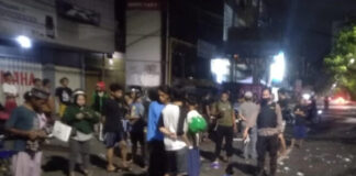 Gerobak bakso korban hancur dan berhamburan di jalan usai ditabrak pembalap liar di Makassar. (instagram.com/makasar__iinfo/)
