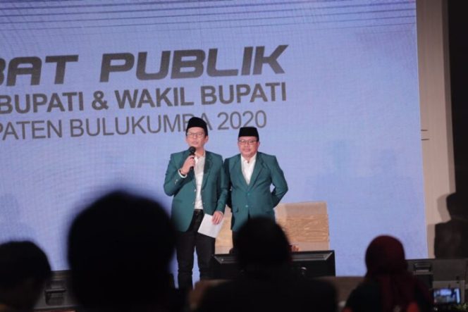 					Paslon nomor urut 3 Tomy Satria Yulinato saat menjawab pertanyaan panelis.