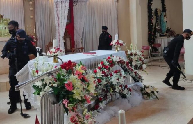 					Penjinak Bom Brimob Polda Sulsel Sterilkan Gereja Jelang Natal. (Istimewa). 