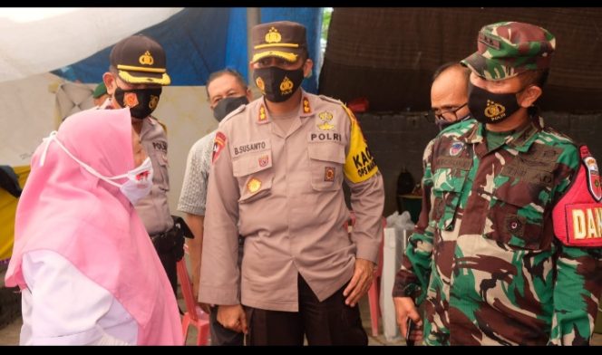 					Kapolres Gowa AKBP Budi Susanto bersama Forkopimda turun langsung pantau pencoblosan di sejumlah TPS. 