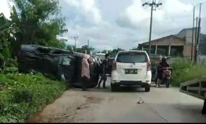 					Mobil Xenia Terguling di Barru usai Terserempet dengan Mobil Agya. (Istimewa). 