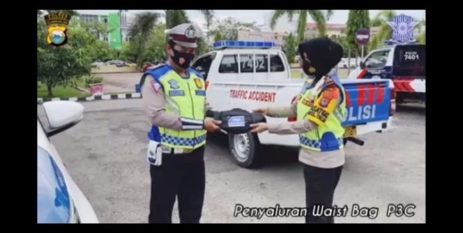 					Operasi Lilin 2020, Satlantas Polres Pinrang Bagikan Waist Bag P3C ke Personel
