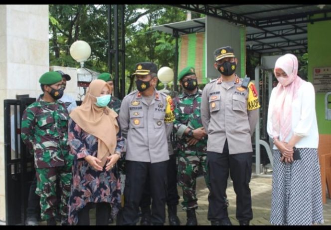 					Kapolres Pangkep AKBP Endon Nurcahyo, bersama dengan Ibu Ketua Bhayangkari Cabang Pangkep Ny Tri Endon Nurcahyo hadiri prosesi pelepasan Dandim 1421. (Istimewa). 
