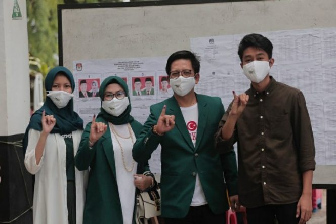 					Mencoblos di TPS, Tomy Satria Kenakan Jas Hijau