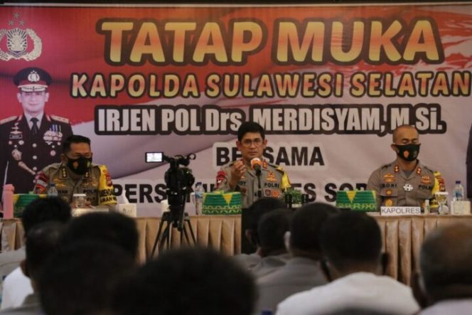 					Kapolda Sulsel, Irjen Pol Merdysam disebelah kiri gambar, Karo Ops Polda Sulsel, Kombes Pol Adeni Muhan.