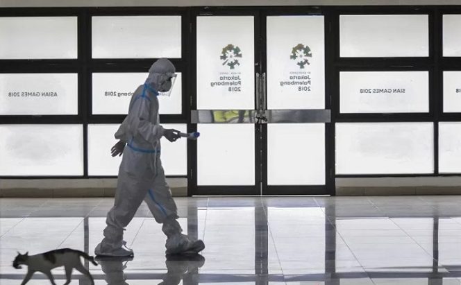 					Ilustrasi - Petugas medis menggunakan APD melintas di ruang isolasi mandiri, Stadion Patriot Chandrabhaga, Bekasi, Jawa Barat, Selasa (22/9/2020). ANTARA FOTO/ Fakhri Hermansyah/pras.