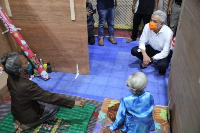 					Gubernur Jawa Tengah, Ganjar Pranowo saat meninjau posko pengungsian di Desa Tamanagung Muntilan Magelang, Sabtu (21/11/2020). ()