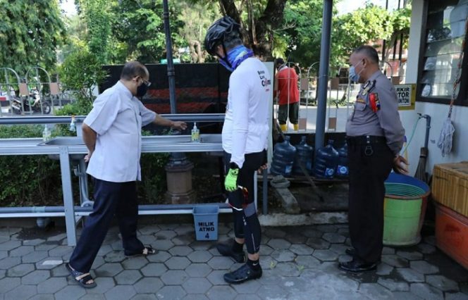 					Gubernur Jawa Tengah Ganjar Pranowo memeriksa tempat cuci tangan. Ganjar melihat persiapan Natal sudah baik. ()