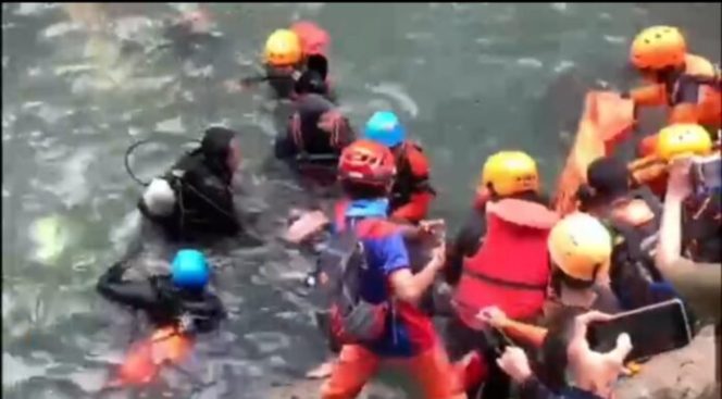 					Proses Evakuasi Jasad Korban Mahasiswa UMI yang tewas tenggelam di Air Terjun Maros. (Istimewa). 