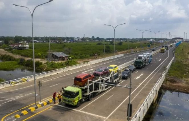 					Sejumlah kendaraan melintas di Gerbang Tol Kramasan, Jalan Tol Kayuagung-Palembang, Desa Ibul Besar III, Pemulutan, Ogan Ilir (OI), Sumatera Selatan, Rabu (23/12/2020). ANTARA FOTO/Nova Wahyudi/hp