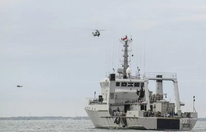 					Dua buah helikopter TNI AU melintas di atas KRI Rigel-933 saat melakukan pencarian korban dan puing dari pesawat Sriwijaya Air SJ 182 yang hilang kontak di perairan Kepulauan Seribu, Jakarta, Minggu (10/1/2021). ANTARA FOTO/M Risyal Hidayat/wsj.