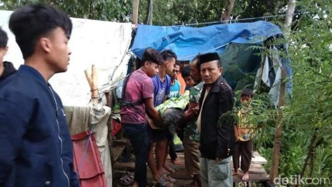					Korban gempa Sulbar di Kabupaten Majene meninggal di tenda pengungsian karena kedinginan. (Foto: Detik.com)
