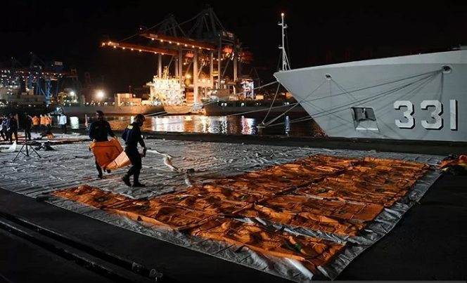 					Petugas membawa kantong jenazah korban jatuhnya pesawat Sriwijaya Air PK-CLC di perairan Pulau Seribu, di Dermaga JICT, Jakarta, Senin (11/1/2021). Kantong jenazah tersebut kemudian dibawa ke RS Polri untuk diidentifikasi. ANTARA FOTO/Wahyu Putro A/hp/pri.