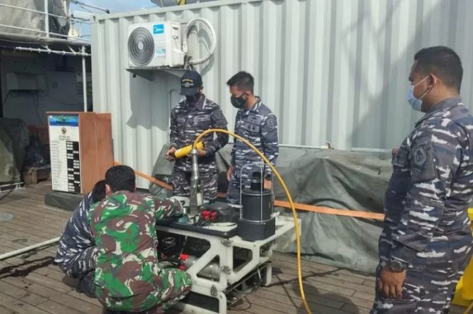 					Sejumlah personel TNI mempersiapkan penggunaan ROV dari atas KRI Rigel-933 di perairan Pulau Laki, Kepulauan Seribu, Senin (11/1/2021). ANTARA/Fauzi Lamboka