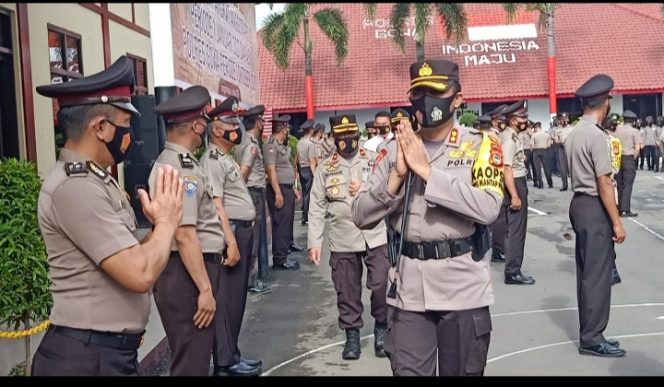 					Kapolres Gowa AKBP Budi Susanto Beri Selamat Kepada Para Personelnya Usai Upacara Kenaikan Pangkat. (Istimewa). 