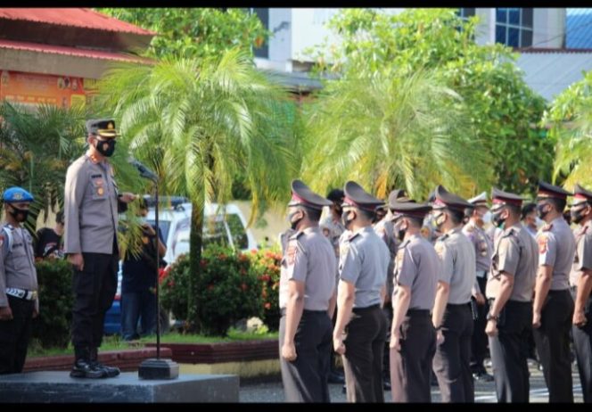					Kapolres Pangkep AKBP Endon Nurcahyo pimpinan upacara kenaikan pangkat di halaman Mapolres. (Istimewa). 